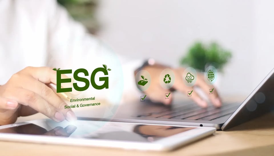 Pessoa em computador com a sigla ESG em destaque